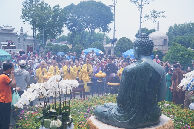 TRANG NGHIÊM THIẾT LỄ CUNG TIỄN TÔN TƯỢNG ĐỨC PHẬT BỔN SƯ THÍCH CA MÂU NI ĐẾN TU VIỆN AM MÂY (HOA KỲ).
