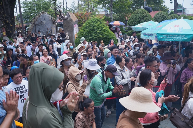 TRANG NGHIÊM THIẾT LỄ CUNG TIỄN TÔN TƯỢNG ĐỨC PHẬT BỔN SƯ THÍCH CA MÂU NI ĐẾN TU VIỆN AM MÂY (HOA KỲ).