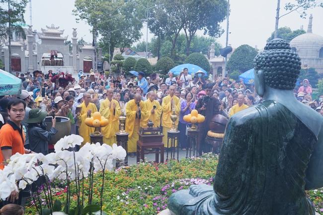 TRANG NGHIÊM THIẾT LỄ CUNG TIỄN TÔN TƯỢNG ĐỨC PHẬT BỔN SƯ THÍCH CA MÂU NI ĐẾN TU VIỆN AM MÂY (HOA KỲ).