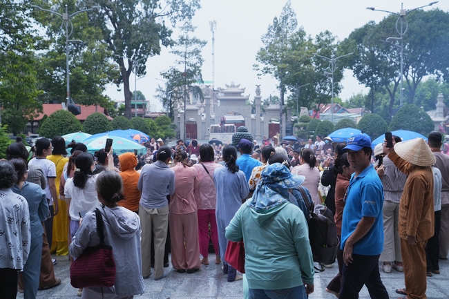 TRANG NGHIÊM THIẾT LỄ CUNG TIỄN TÔN TƯỢNG ĐỨC PHẬT BỔN SƯ THÍCH CA MÂU NI ĐẾN TU VIỆN AM MÂY (HOA KỲ).