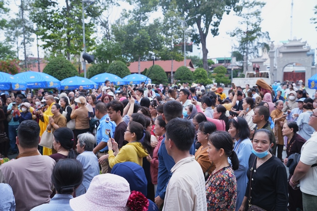 TRANG NGHIÊM THIẾT LỄ CUNG TIỄN TÔN TƯỢNG ĐỨC PHẬT BỔN SƯ THÍCH CA MÂU NI ĐẾN TU VIỆN AM MÂY (HOA KỲ).