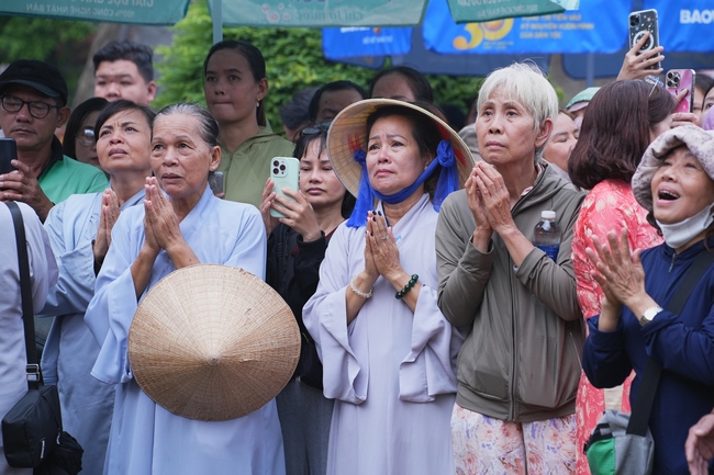 TRANG NGHIÊM THIẾT LỄ CUNG TIỄN TÔN TƯỢNG ĐỨC PHẬT BỔN SƯ THÍCH CA MÂU NI ĐẾN TU VIỆN AM MÂY (HOA KỲ).
