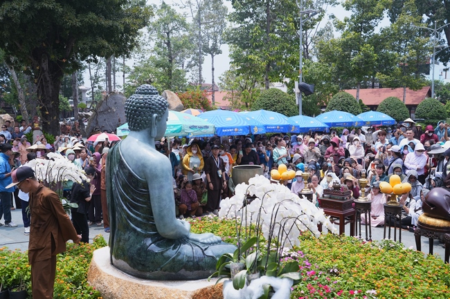 TRANG NGHIÊM THIẾT LỄ CUNG TIỄN TÔN TƯỢNG ĐỨC PHẬT BỔN SƯ THÍCH CA MÂU NI ĐẾN TU VIỆN AM MÂY (HOA KỲ).