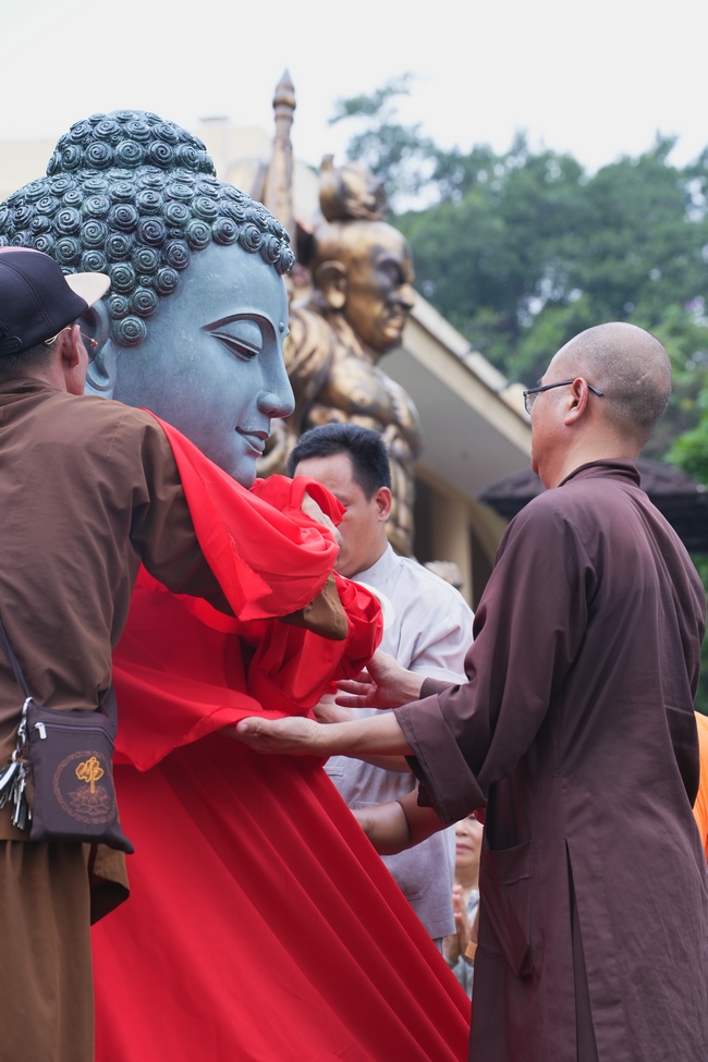 TRANG NGHIÊM THIẾT LỄ CUNG TIỄN TÔN TƯỢNG ĐỨC PHẬT BỔN SƯ THÍCH CA MÂU NI ĐẾN TU VIỆN AM MÂY (HOA KỲ).