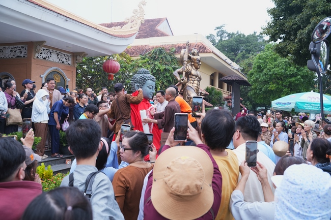 TRANG NGHIÊM THIẾT LỄ CUNG TIỄN TÔN TƯỢNG ĐỨC PHẬT BỔN SƯ THÍCH CA MÂU NI ĐẾN TU VIỆN AM MÂY (HOA KỲ).