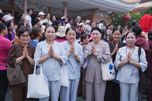 TRANG NGHIÊM THIẾT LỄ CUNG TIỄN TÔN TƯỢNG ĐỨC PHẬT BỔN SƯ THÍCH CA MÂU NI ĐẾN TU VIỆN AM MÂY (HOA KỲ).