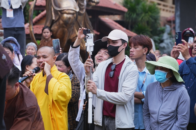 TRANG NGHIÊM THIẾT LỄ CUNG TIỄN TÔN TƯỢNG ĐỨC PHẬT BỔN SƯ THÍCH CA MÂU NI ĐẾN TU VIỆN AM MÂY (HOA KỲ).