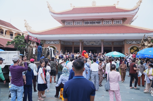 TRANG NGHIÊM THIẾT LỄ CUNG TIỄN TÔN TƯỢNG ĐỨC PHẬT BỔN SƯ THÍCH CA MÂU NI ĐẾN TU VIỆN AM MÂY (HOA KỲ).