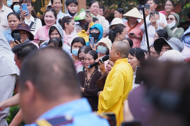 TRANG NGHIÊM THIẾT LỄ CUNG TIỄN TÔN TƯỢNG ĐỨC PHẬT BỔN SƯ THÍCH CA MÂU NI ĐẾN TU VIỆN AM MÂY (HOA KỲ).
