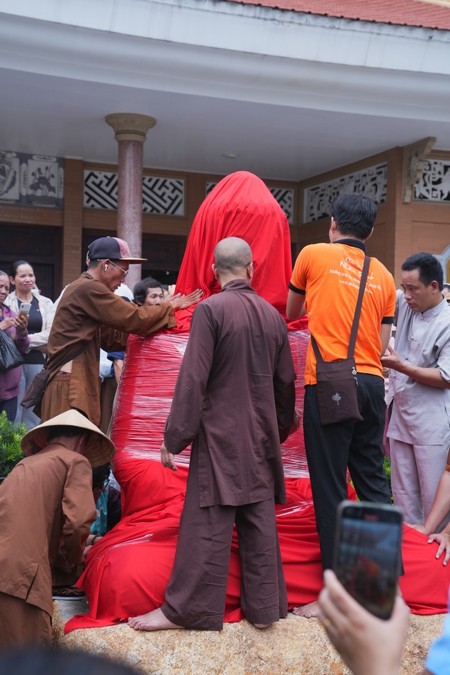 TRANG NGHIÊM THIẾT LỄ CUNG TIỄN TÔN TƯỢNG ĐỨC PHẬT BỔN SƯ THÍCH CA MÂU NI ĐẾN TU VIỆN AM MÂY (HOA KỲ).