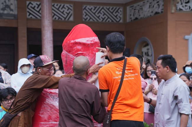 TRANG NGHIÊM THIẾT LỄ CUNG TIỄN TÔN TƯỢNG ĐỨC PHẬT BỔN SƯ THÍCH CA MÂU NI ĐẾN TU VIỆN AM MÂY (HOA KỲ).