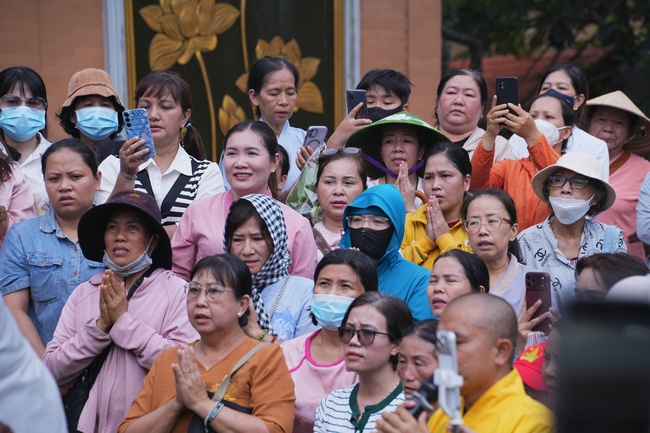TRANG NGHIÊM THIẾT LỄ CUNG TIỄN TÔN TƯỢNG ĐỨC PHẬT BỔN SƯ THÍCH CA MÂU NI ĐẾN TU VIỆN AM MÂY (HOA KỲ).
