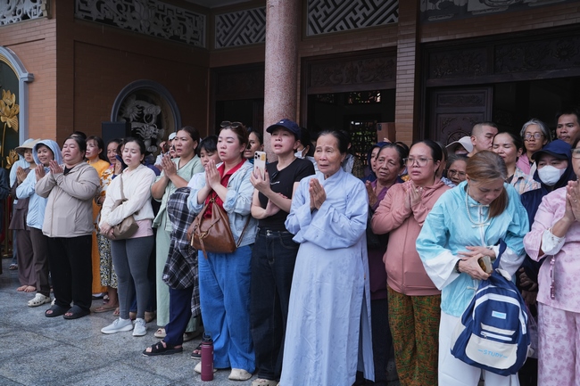 TRANG NGHIÊM THIẾT LỄ CUNG TIỄN TÔN TƯỢNG ĐỨC PHẬT BỔN SƯ THÍCH CA MÂU NI ĐẾN TU VIỆN AM MÂY (HOA KỲ).