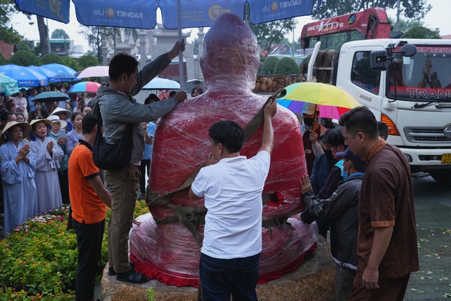 TRANG NGHIÊM THIẾT LỄ CUNG TIỄN TÔN TƯỢNG ĐỨC PHẬT BỔN SƯ THÍCH CA MÂU NI ĐẾN TU VIỆN AM MÂY (HOA KỲ).