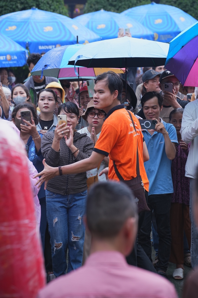 TRANG NGHIÊM THIẾT LỄ CUNG TIỄN TÔN TƯỢNG ĐỨC PHẬT BỔN SƯ THÍCH CA MÂU NI ĐẾN TU VIỆN AM MÂY (HOA KỲ).