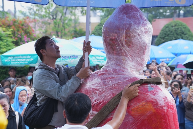 TRANG NGHIÊM THIẾT LỄ CUNG TIỄN TÔN TƯỢNG ĐỨC PHẬT BỔN SƯ THÍCH CA MÂU NI ĐẾN TU VIỆN AM MÂY (HOA KỲ).