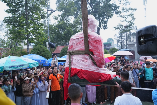 TRANG NGHIÊM THIẾT LỄ CUNG TIỄN TÔN TƯỢNG ĐỨC PHẬT BỔN SƯ THÍCH CA MÂU NI ĐẾN TU VIỆN AM MÂY (HOA KỲ).