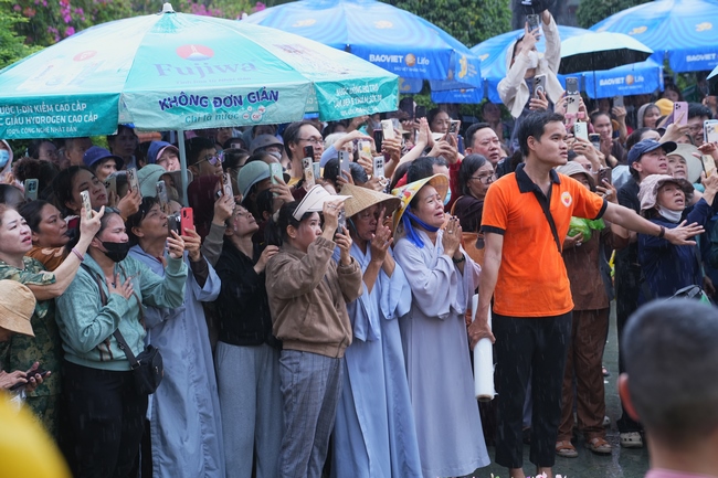 TRANG NGHIÊM THIẾT LỄ CUNG TIỄN TÔN TƯỢNG ĐỨC PHẬT BỔN SƯ THÍCH CA MÂU NI ĐẾN TU VIỆN AM MÂY (HOA KỲ).
