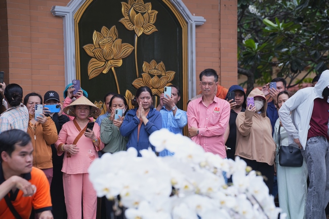 TRANG NGHIÊM THIẾT LỄ CUNG TIỄN TÔN TƯỢNG ĐỨC PHẬT BỔN SƯ THÍCH CA MÂU NI ĐẾN TU VIỆN AM MÂY (HOA KỲ).
