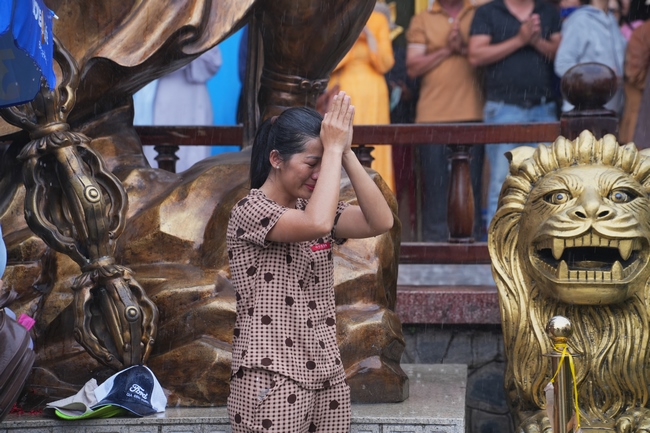 TRANG NGHIÊM THIẾT LỄ CUNG TIỄN TÔN TƯỢNG ĐỨC PHẬT BỔN SƯ THÍCH CA MÂU NI ĐẾN TU VIỆN AM MÂY (HOA KỲ).