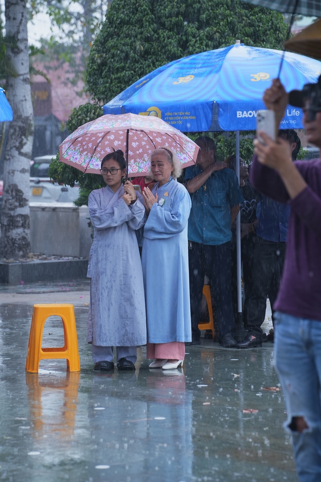 TRANG NGHIÊM THIẾT LỄ CUNG TIỄN TÔN TƯỢNG ĐỨC PHẬT BỔN SƯ THÍCH CA MÂU NI ĐẾN TU VIỆN AM MÂY (HOA KỲ).