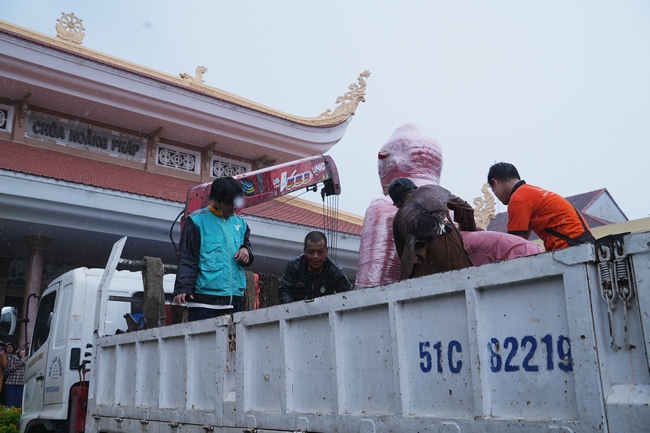 TRANG NGHIÊM THIẾT LỄ CUNG TIỄN TÔN TƯỢNG ĐỨC PHẬT BỔN SƯ THÍCH CA MÂU NI ĐẾN TU VIỆN AM MÂY (HOA KỲ).