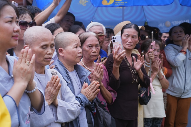 TRANG NGHIÊM THIẾT LỄ CUNG TIỄN TÔN TƯỢNG ĐỨC PHẬT BỔN SƯ THÍCH CA MÂU NI ĐẾN TU VIỆN AM MÂY (HOA KỲ).