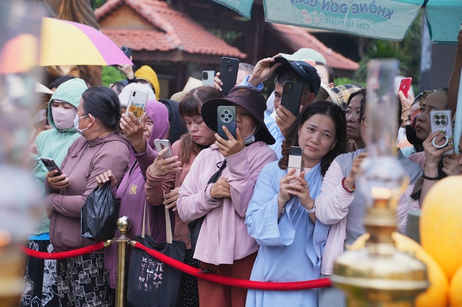 TRANG NGHIÊM THIẾT LỄ CUNG TIỄN TÔN TƯỢNG ĐỨC PHẬT BỔN SƯ THÍCH CA MÂU NI ĐẾN TU VIỆN AM MÂY (HOA KỲ).