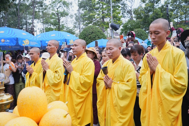 TRANG NGHIÊM THIẾT LỄ CUNG TIỄN TÔN TƯỢNG ĐỨC PHẬT BỔN SƯ THÍCH CA MÂU NI ĐẾN TU VIỆN AM MÂY (HOA KỲ).