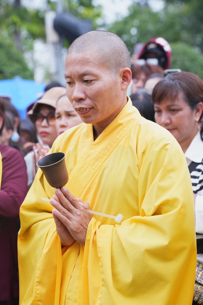 TRANG NGHIÊM THIẾT LỄ CUNG TIỄN TÔN TƯỢNG ĐỨC PHẬT BỔN SƯ THÍCH CA MÂU NI ĐẾN TU VIỆN AM MÂY (HOA KỲ).