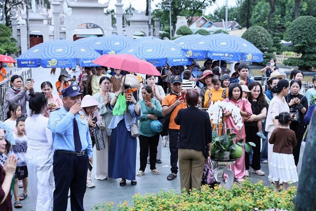 Ngày đầu tiên chiêm bái và đảnh lễ Tôn tượng Đức Bổn Sư Thích Ca Mâu Ni bằng đá xanh Ấn Độ.