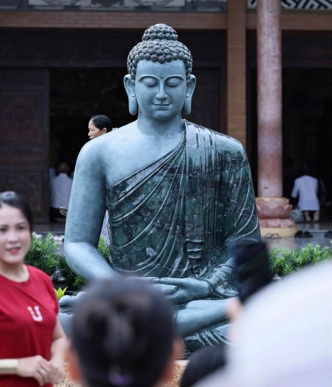 Ngày đầu tiên chiêm bái và đảnh lễ Tôn tượng Đức Bổn Sư Thích Ca Mâu Ni bằng đá xanh Ấn Độ.