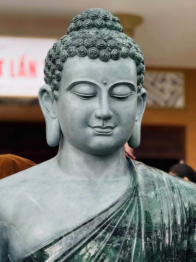 Ngày đầu tiên chiêm bái và đảnh lễ Tôn tượng Đức Bổn Sư Thích Ca Mâu Ni bằng đá xanh Ấn Độ.