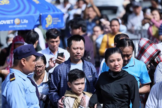 Ngày đầu tiên chiêm bái và đảnh lễ Tôn tượng Đức Bổn Sư Thích Ca Mâu Ni bằng đá xanh Ấn Độ.