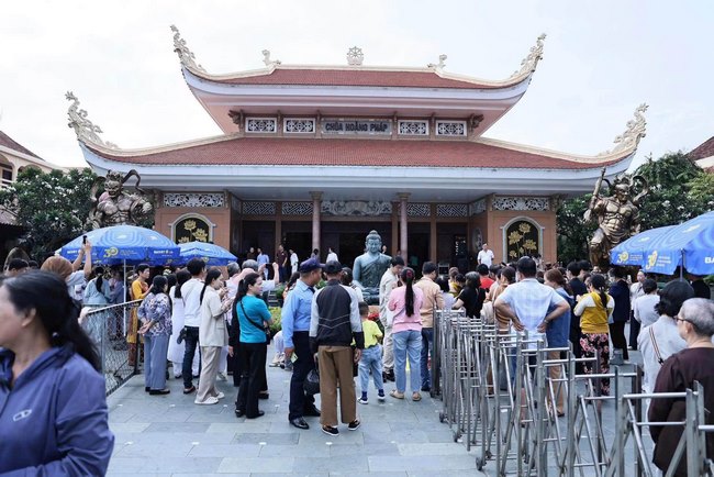 Ngày đầu tiên chiêm bái và đảnh lễ Tôn tượng Đức Bổn Sư Thích Ca Mâu Ni bằng đá xanh Ấn Độ.