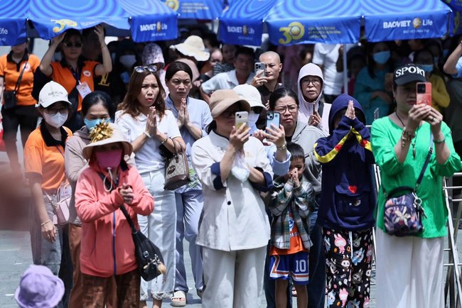 Ngày đầu tiên chiêm bái và đảnh lễ Tôn tượng Đức Bổn Sư Thích Ca Mâu Ni bằng đá xanh Ấn Độ.