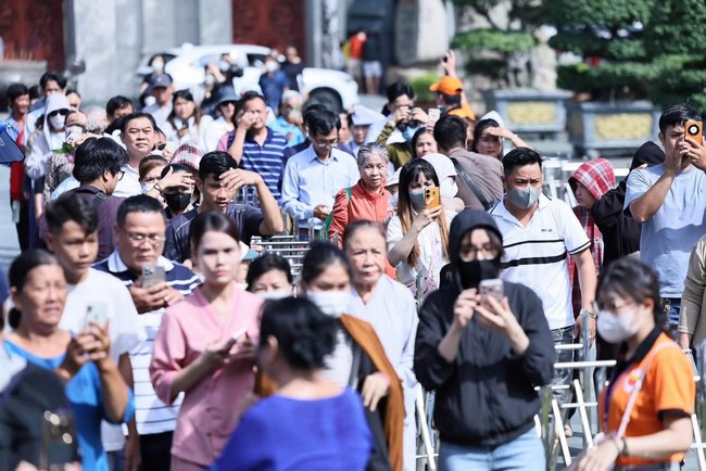 Ngày đầu tiên chiêm bái và đảnh lễ Tôn tượng Đức Bổn Sư Thích Ca Mâu Ni bằng đá xanh Ấn Độ.