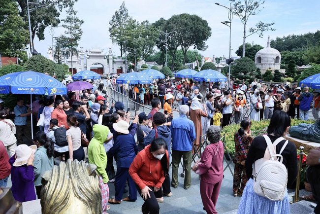 Ngày đầu tiên chiêm bái và đảnh lễ Tôn tượng Đức Bổn Sư Thích Ca Mâu Ni bằng đá xanh Ấn Độ.