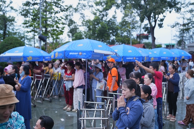CHƯƠNG TRÌNH CA NHẠC “TOẢ ÁNH ĐẠO VÀNG” – CHÀO MỪNG SỰ KIỆN CHIÊM BÁI TÔN TƯỢNG AN TRÍ 02 NGÀY TẠI CHÙA HOẰNG PHÁP.