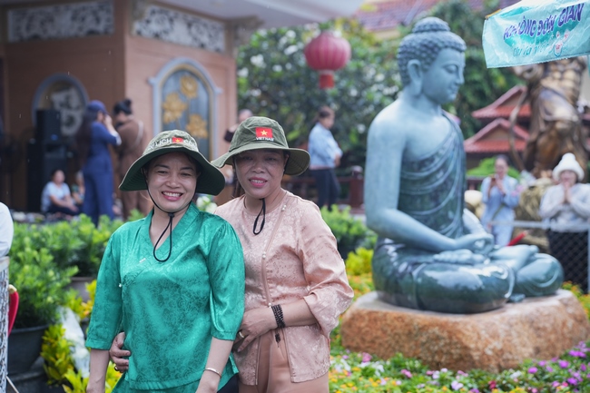 CHƯƠNG TRÌNH CA NHẠC “TOẢ ÁNH ĐẠO VÀNG” – CHÀO MỪNG SỰ KIỆN CHIÊM BÁI TÔN TƯỢNG AN TRÍ 02 NGÀY TẠI CHÙA HOẰNG PHÁP.
