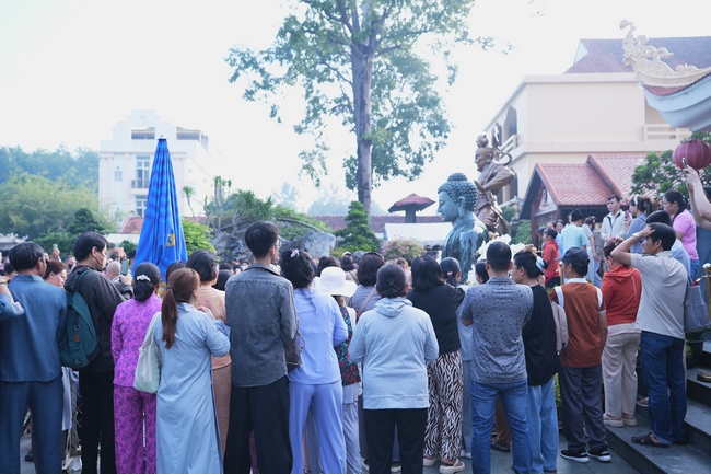 CHƯƠNG TRÌNH CA NHẠC “TOẢ ÁNH ĐẠO VÀNG” – CHÀO MỪNG SỰ KIỆN CHIÊM BÁI TÔN TƯỢNG AN TRÍ 02 NGÀY TẠI CHÙA HOẰNG PHÁP.