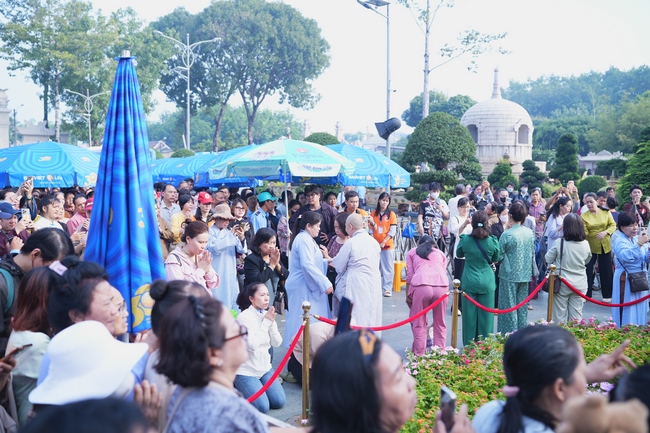 CHƯƠNG TRÌNH CA NHẠC “TOẢ ÁNH ĐẠO VÀNG” – CHÀO MỪNG SỰ KIỆN CHIÊM BÁI TÔN TƯỢNG AN TRÍ 02 NGÀY TẠI CHÙA HOẰNG PHÁP.