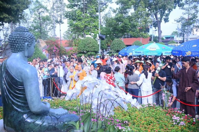 CHƯƠNG TRÌNH CA NHẠC “TOẢ ÁNH ĐẠO VÀNG” – CHÀO MỪNG SỰ KIỆN CHIÊM BÁI TÔN TƯỢNG AN TRÍ 02 NGÀY TẠI CHÙA HOẰNG PHÁP.