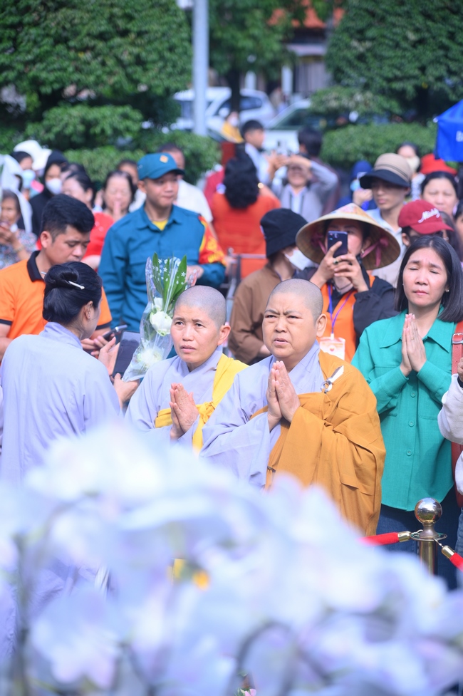 CHƯƠNG TRÌNH CA NHẠC “TOẢ ÁNH ĐẠO VÀNG” – CHÀO MỪNG SỰ KIỆN CHIÊM BÁI TÔN TƯỢNG AN TRÍ 02 NGÀY TẠI CHÙA HOẰNG PHÁP.
