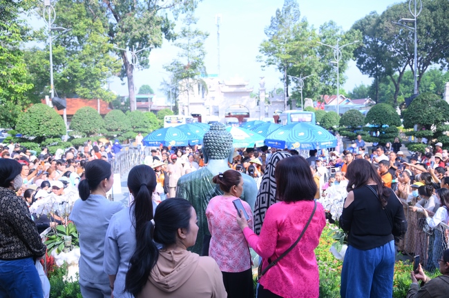 CHƯƠNG TRÌNH CA NHẠC “TOẢ ÁNH ĐẠO VÀNG” – CHÀO MỪNG SỰ KIỆN CHIÊM BÁI TÔN TƯỢNG AN TRÍ 02 NGÀY TẠI CHÙA HOẰNG PHÁP.