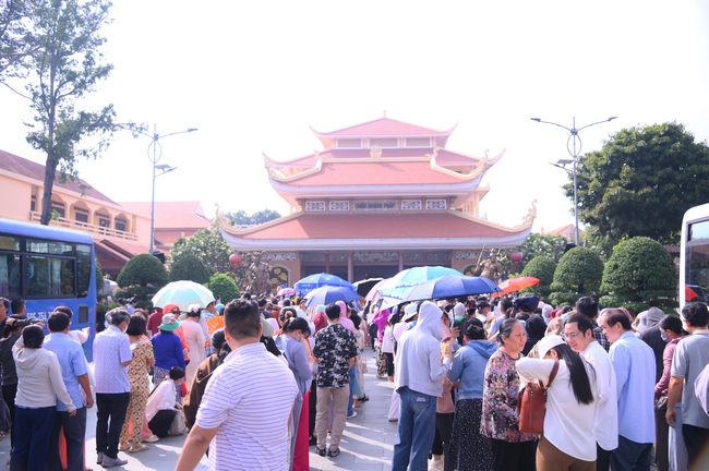 CHƯƠNG TRÌNH CA NHẠC “TOẢ ÁNH ĐẠO VÀNG” – CHÀO MỪNG SỰ KIỆN CHIÊM BÁI TÔN TƯỢNG AN TRÍ 02 NGÀY TẠI CHÙA HOẰNG PHÁP.