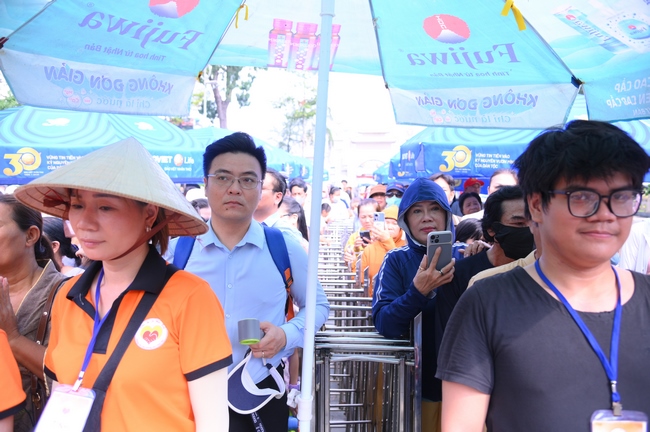 CHƯƠNG TRÌNH CA NHẠC “TOẢ ÁNH ĐẠO VÀNG” – CHÀO MỪNG SỰ KIỆN CHIÊM BÁI TÔN TƯỢNG AN TRÍ 02 NGÀY TẠI CHÙA HOẰNG PHÁP.