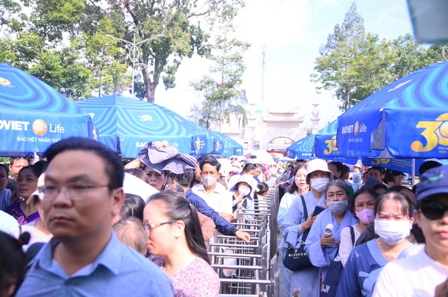 CHƯƠNG TRÌNH CA NHẠC “TOẢ ÁNH ĐẠO VÀNG” – CHÀO MỪNG SỰ KIỆN CHIÊM BÁI TÔN TƯỢNG AN TRÍ 02 NGÀY TẠI CHÙA HOẰNG PHÁP.