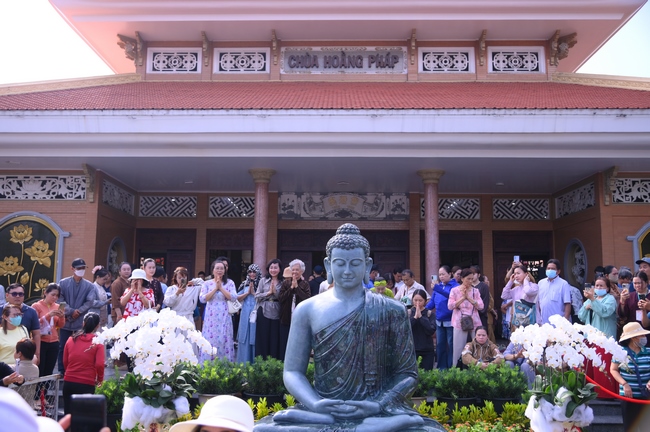 CHƯƠNG TRÌNH CA NHẠC “TOẢ ÁNH ĐẠO VÀNG” – CHÀO MỪNG SỰ KIỆN CHIÊM BÁI TÔN TƯỢNG AN TRÍ 02 NGÀY TẠI CHÙA HOẰNG PHÁP.