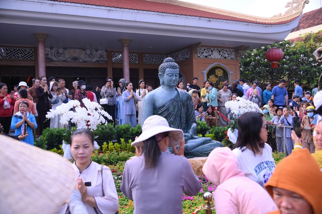 CHƯƠNG TRÌNH CA NHẠC “TOẢ ÁNH ĐẠO VÀNG” – CHÀO MỪNG SỰ KIỆN CHIÊM BÁI TÔN TƯỢNG AN TRÍ 02 NGÀY TẠI CHÙA HOẰNG PHÁP.